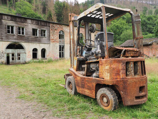 Gabelstapler vor rostiger Fabrik