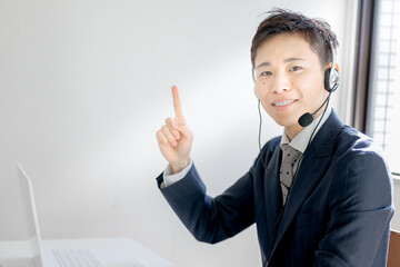 助言するヘッドセットの男性