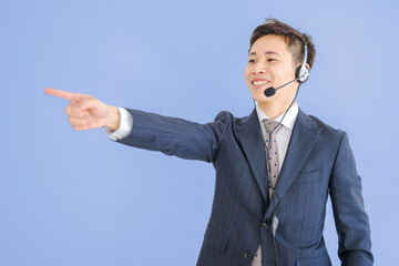 紫背景とヘッドセットの男性
