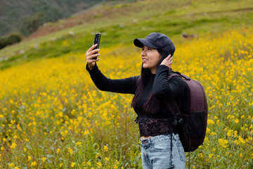  Retrato de una hermosa chica turista mirando el móvil en el hermoso paisaje, revisando teléfono...