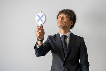 バツを持ったミドルビジネスマン