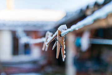 Carámbano Hielo frio gota de agua helada pirulís hielo en pinzas de la ropa - obrazy, fototapety, plakaty