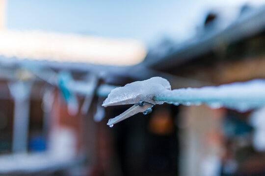 Car&aacute;mbano Hielo frio gota de agua helada pirul&iacute;s hielo en pinzas de la ropa