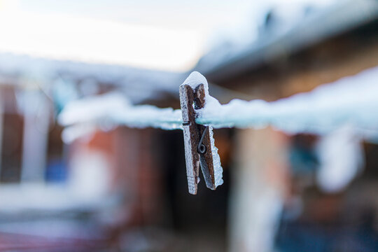 Car&aacute;mbano Hielo frio gota de agua helada pirul&iacute;s hielo en pinzas de la ropa