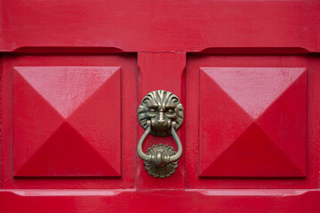 Türklopfer an einer roten Haustüre
