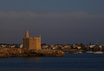 Imagen, realizada desde el mirador del faro de Sa Farola, de la Torre de San Nicolas que servía de defensa en la entrada del puerto de Ciutadella de Menorca 