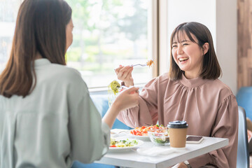 女友達・同僚と美味しいランチを食べる女性・OL・ビジネスウーマン（女子会）
