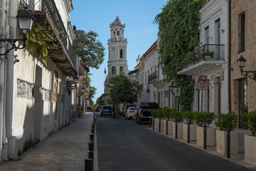 Obraz premium Small street with old crumbling buildings of Spanish conquistador times at Zona Colonial historical Center in Santo Domingo, Dominican Republic.