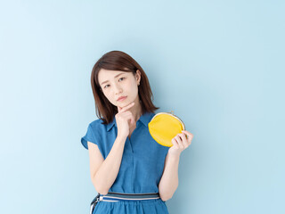 財布を持った女性・ブルーバック