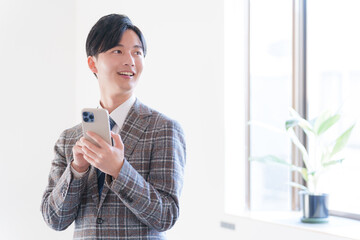スマホを持つビジネスマン
