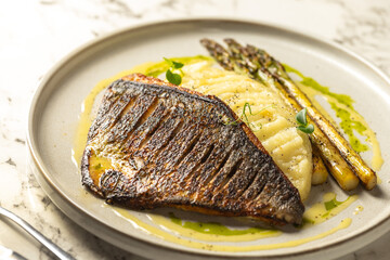 Fish with potatoes and asparagus