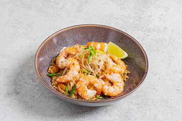 noodle with shrimps and lime