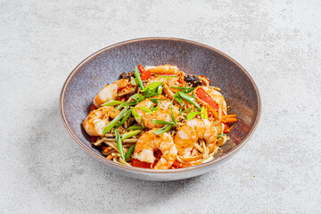 noodle with shrimps and vegetables