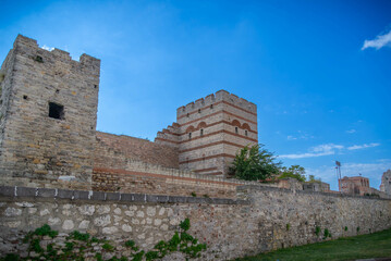 Paisaje típico de la ciudad con antiguas mezquitas en la ciudad árabe arquitectura islámica en estructura urbana religión islámica tradición cultural en la ciudad turca