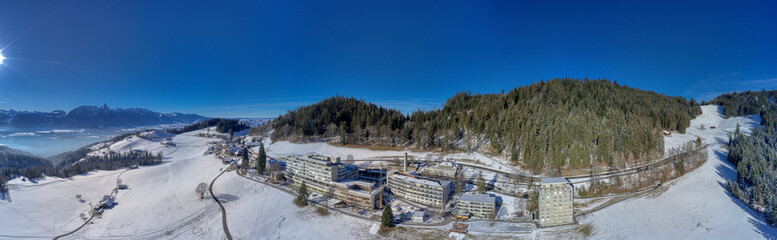 Blick über Heiligenschwendi in Richtung Thuner See, Schweiz, Januar 2024