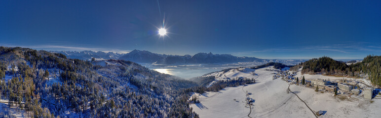 Blick über Heiligenschwendi in Richtung Thuner See, Schweiz, Januar 2024