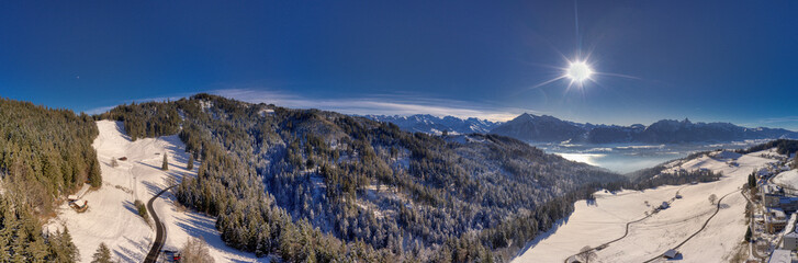 Blick über Heiligenschwendi in Richtung Thuner See, Schweiz, Januar 2024