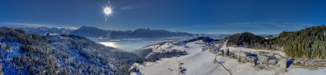 Blick über Heiligenschwendi in Richtung Thuner See, Schweiz, Januar 2024