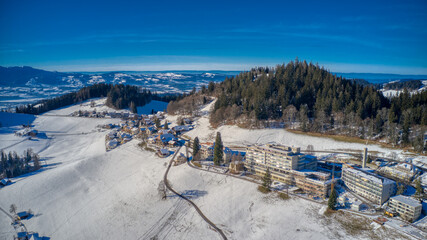 Blick über Heiligenschwendi in Richtung Thuner See, Schweiz, Januar 2024