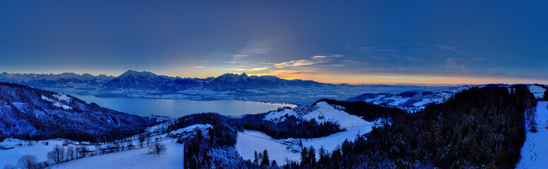 Fototapeta na wymiar Blick über Heiligenschwendi in Richtung Thuner See, Schweiz, Januar 2024