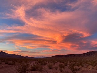 Fototapeta premium Dramatic sunset clouds in big sky