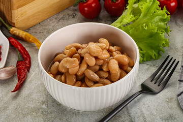 White canned beans in the bowl