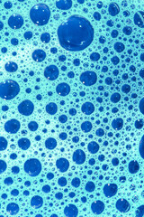 Błękitno niebieskie morskie bąbelki, wzór tekstury pianki na tło