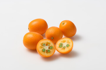 白い背景とカットした金柑