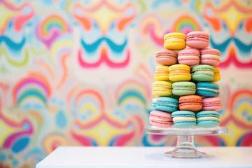 Poster stacking macarons in a vibrant display case © primopiano