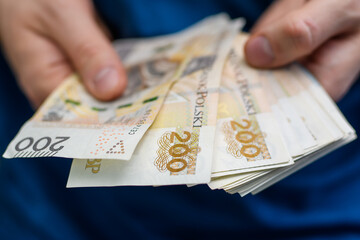 Liczyć pieniądze, trzymać w dłoniach polskie banknoty  - obrazy, fototapety, plakaty
