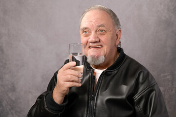 portrait vieil homme avec grand verre d'eau à la main - 716426923