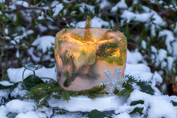 Eislaterene mit Christrosen-Blüten und Tannenzweigen im Wintergarten