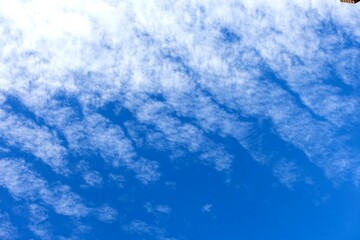 Fototapeta na wymiar 帯状の雲と青空