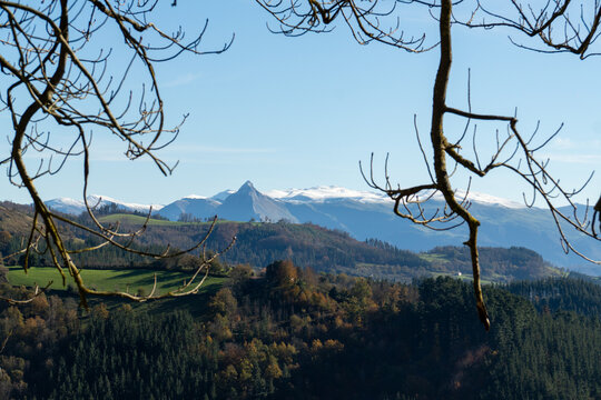 Txindoki con nieve desde la ermita de la Antigua