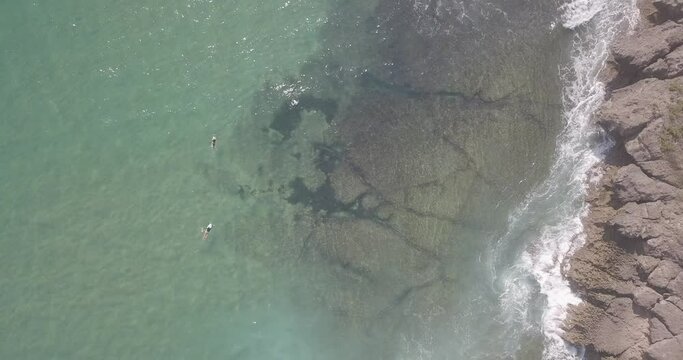 Surfeur ramant sur le spot de Tofo, Mozambique