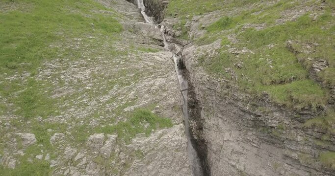 Plan au drone d'une cascade de la randonn&eacute;e sixt fer a cheval, Haute-Savoie 