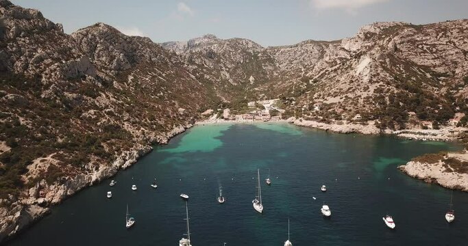 Plan au drone d'une plage prot&eacute;g&eacute;e dans les calanques, Marseille