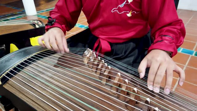 femme jouant au guzheng pour le nouvel an chinois