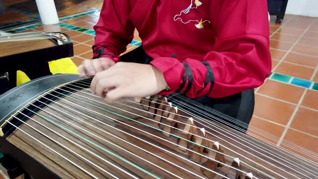 femme jouant au guzheng pour le nouvel an chinois