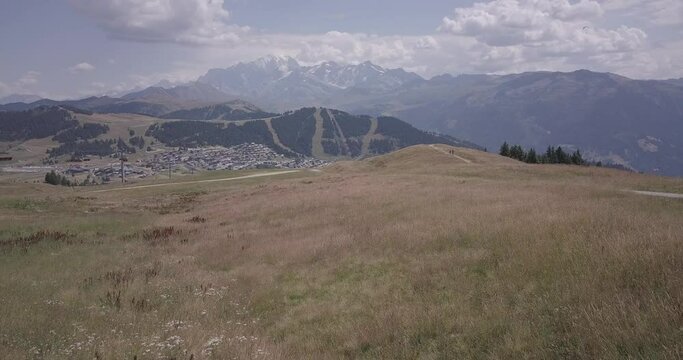 Vol rase motte aux Saisies dans les Alpes Fran&ccedil;aise, vue Mont Blanc. 
