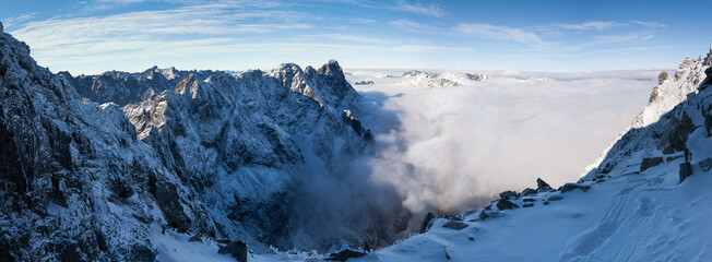 Szlak Turystyczny na Rysy w Tatrach Wysokich, zimą. - obrazy, fototapety, plakaty