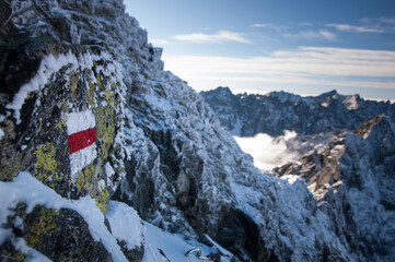 Oznakowanie czerwonego szlaku na Rysy w Tatrach Wysokich.
