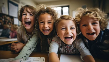 Deurstickers Un grupo de niños alegres jugando juntos y divirtiéndose en el colegio.Mirando a cámara y sonriendo. Imagen selfie. Concepto de amistad © Crowded Studio