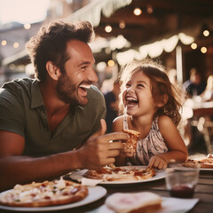 Retrato de familia feliz comiendo en el restaurante pizzeria.Reunion familiar, disfrutando en familia de momentos de vacaciones.
