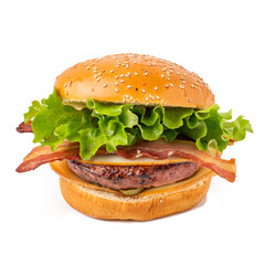 Hamburger con pane ai semi di sesamo, insalata, bacon, formaggio, carne di bovino e cetriolo