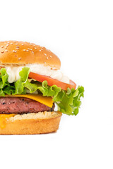 Hamburger con pane ai semi di sesamo, maionese, pomodoro, insalata, formaggio e carne di manzo