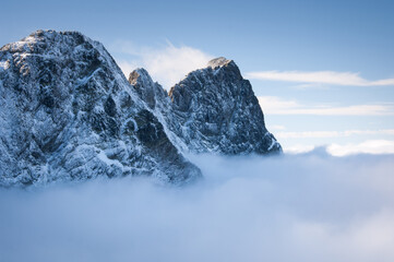 Tatrzańskie szczyty ponad morzem chmur.