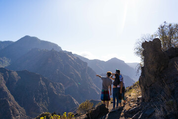 Un grupo de amigos ven el Atardecer en los Valles del Roque Nublo ( Gran Canaria)