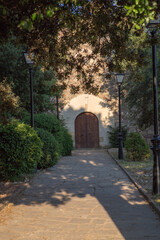 Patio de entrada de una iglesia en Cataluña © Xevi Vilaregut