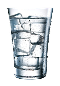 copo de vidro com &aacute;gua e pedras de gelo isolado em fundo transparente - vodka com gelo